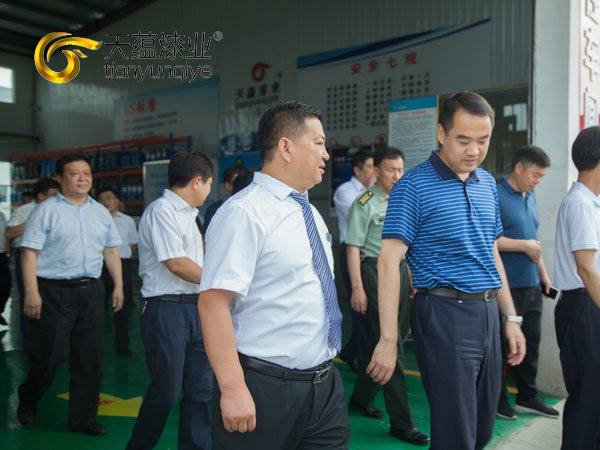 嘉祥縣縣委書記周生宏，視察天蘊漆業(yè)公司