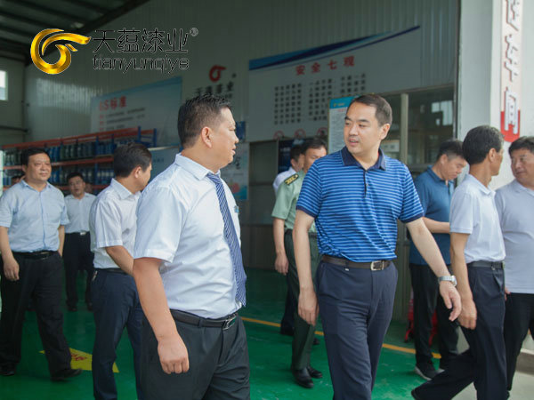嘉祥縣縣委書記周生宏，視察天蘊漆業(yè)公司