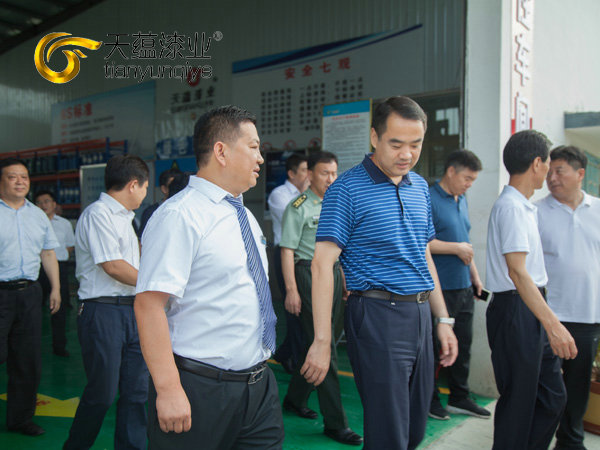 嘉祥縣縣委書記周生宏，視察天蘊漆業(yè)公司