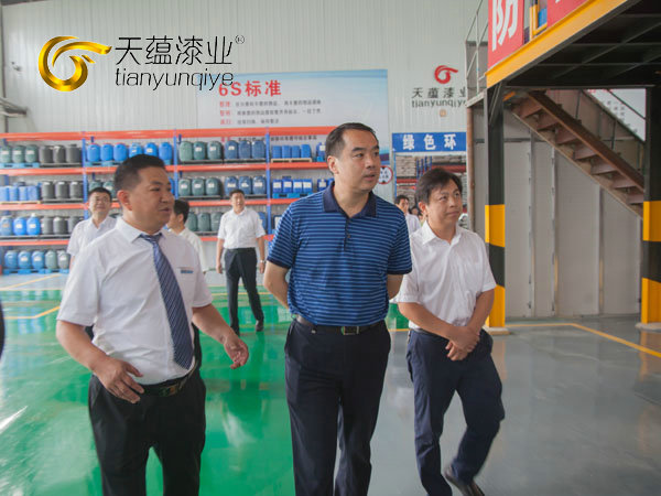嘉祥縣縣委書記周生宏，視察天蘊漆業(yè)公司