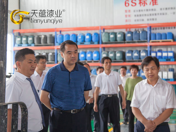 嘉祥縣縣委書記周生宏，視察天蘊漆業(yè)公司